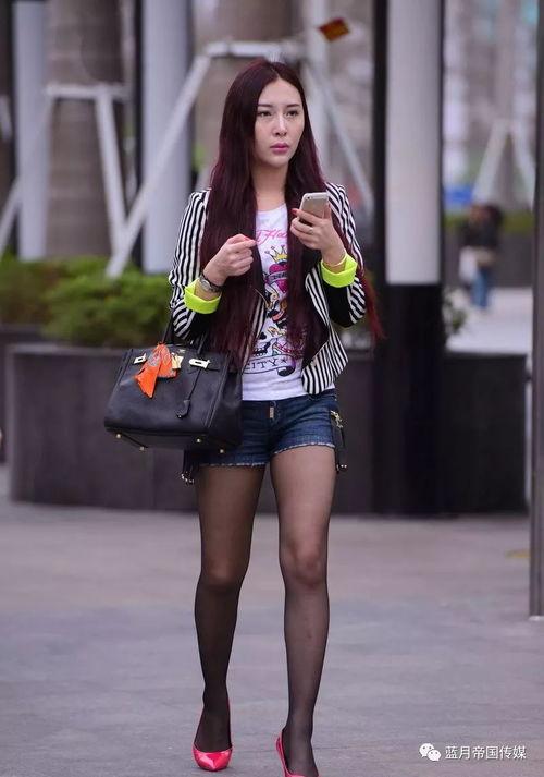 牛仔丝袜走光,时尚界的意外“惊喜”瞬间